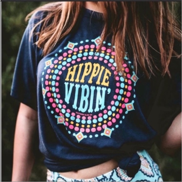 Southern Bliss Co Tops - SOUTHERN BLISS CO Hippie Vibin graphic T-shirt M